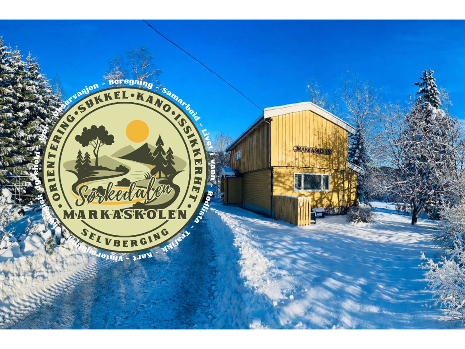 et hus med et skilt i snøen