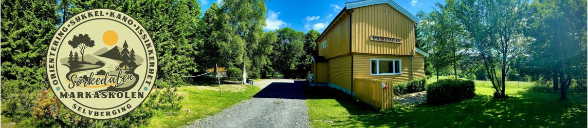 et hus med et skilt foran