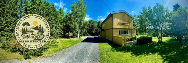 et hus med et skilt foran