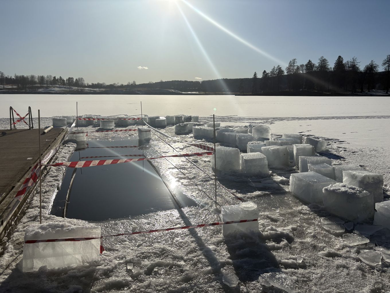 En frossen innsjø med en regnbue En frossen innsjø med en regnbue