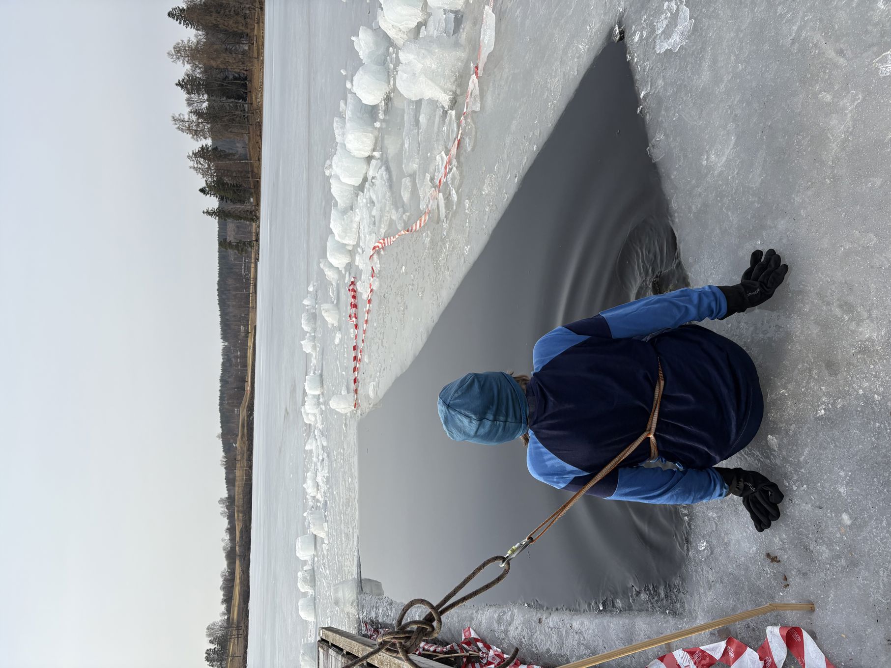 en person som står på en stein en person som står på en stein
