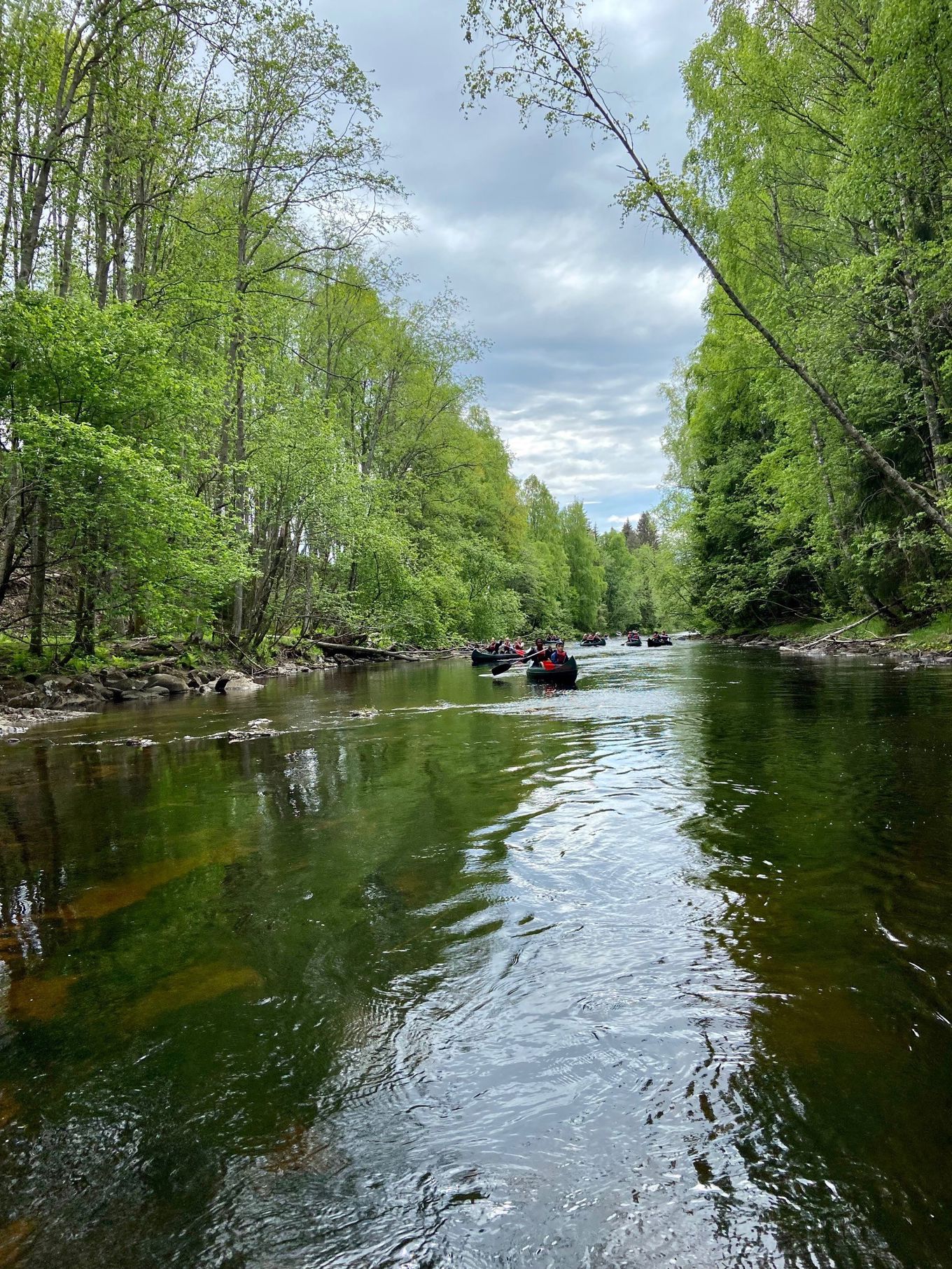 En gruppe mennesker i en båt på en elv