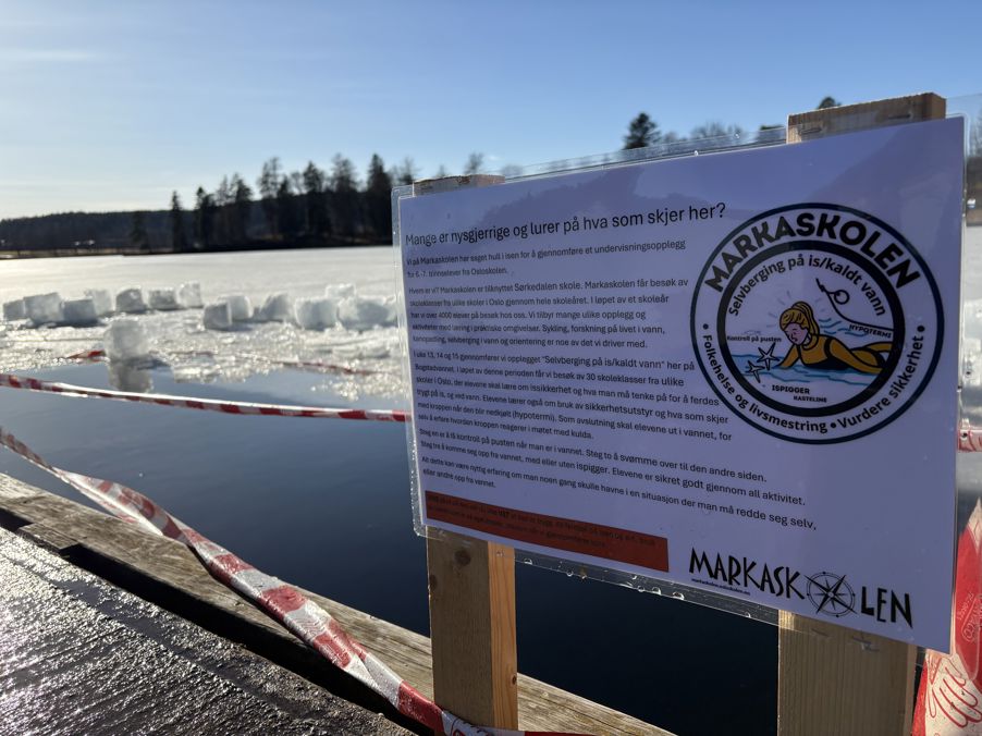 et skilt på et tregjerde et skilt på et tregjerde