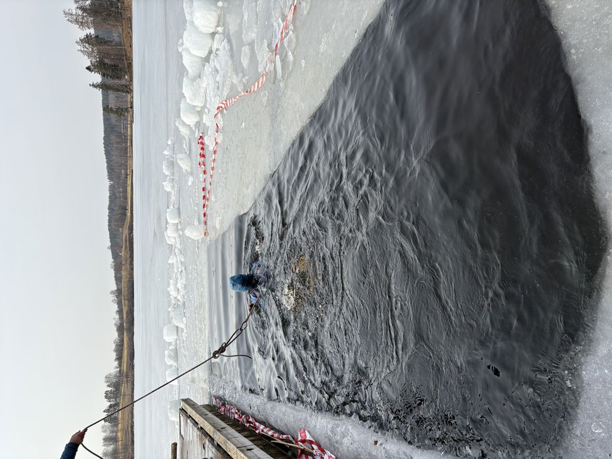 en person som går på en vei en person som går på en vei