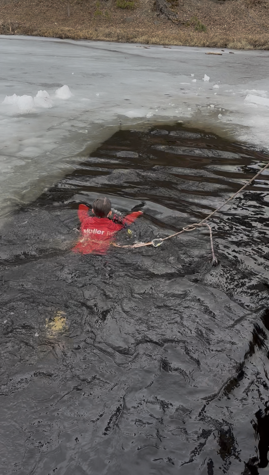 en person i en vannmasse som holder et tau en person i en vannmasse som holder et tau