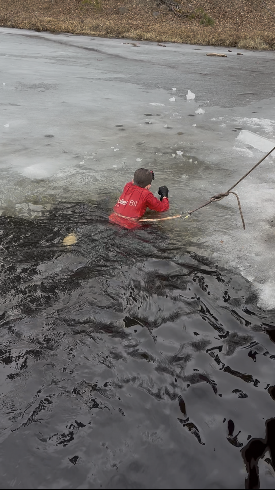 en person i en rød kajakk i en elv en person i en rød kajakk i en elv