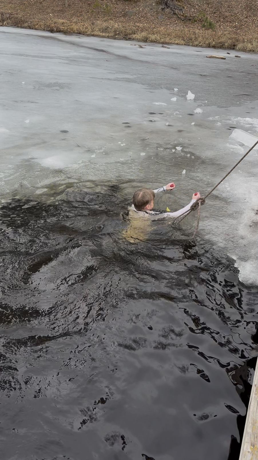 et barn i en vannmasse som holder en fiskestang et barn i en vannmasse som holder en fiskestang