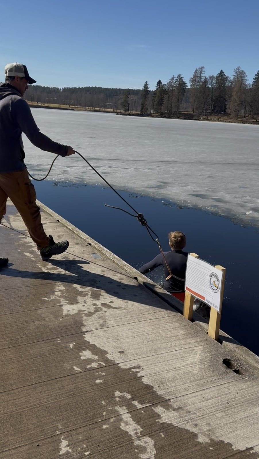 en person og et barn som fisker en person og et barn som fisker