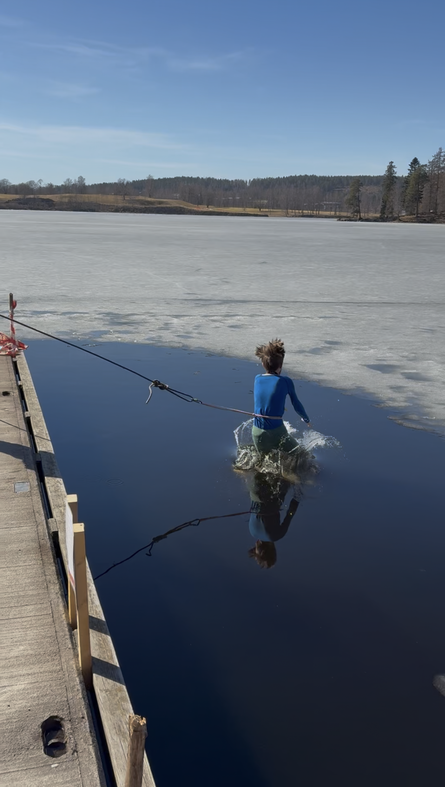 en person på en brygge som fisker en person på en brygge som fisker