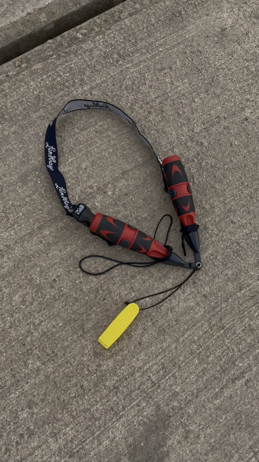 et par hodetelefoner på teppet et par hodetelefoner på teppet