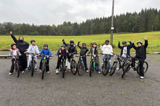 En gruppe mennesker på sykler