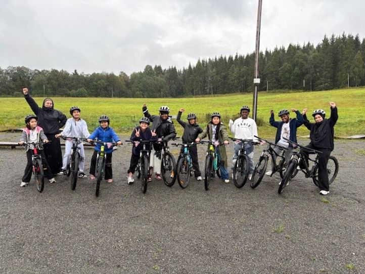 En gruppe mennesker på sykler