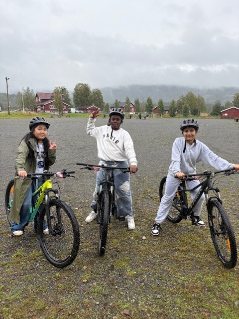 En gruppe mennesker på sykler