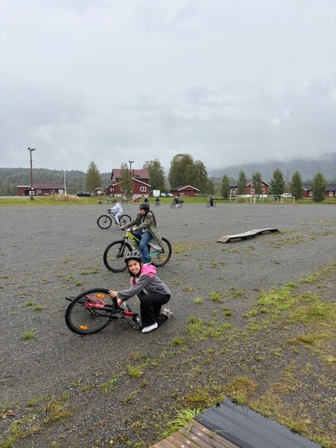En gruppe mennesker på sykler