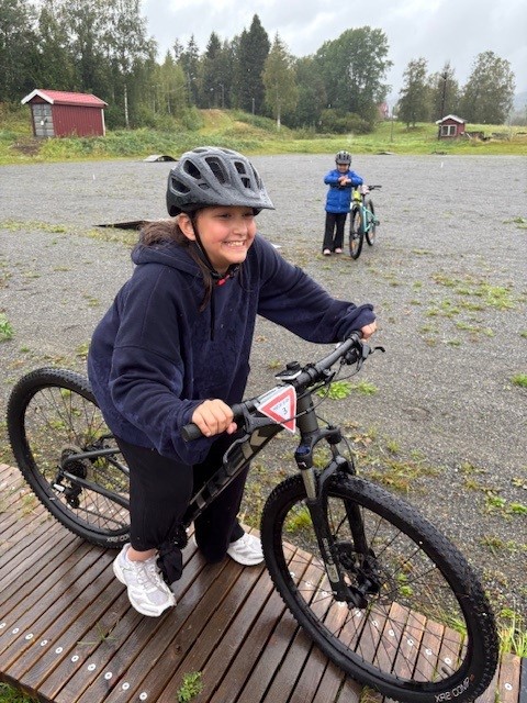 en person på sykkel