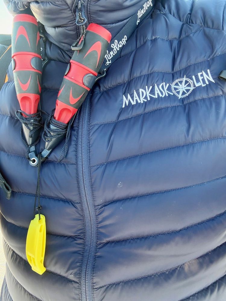 en blå jakke med gul