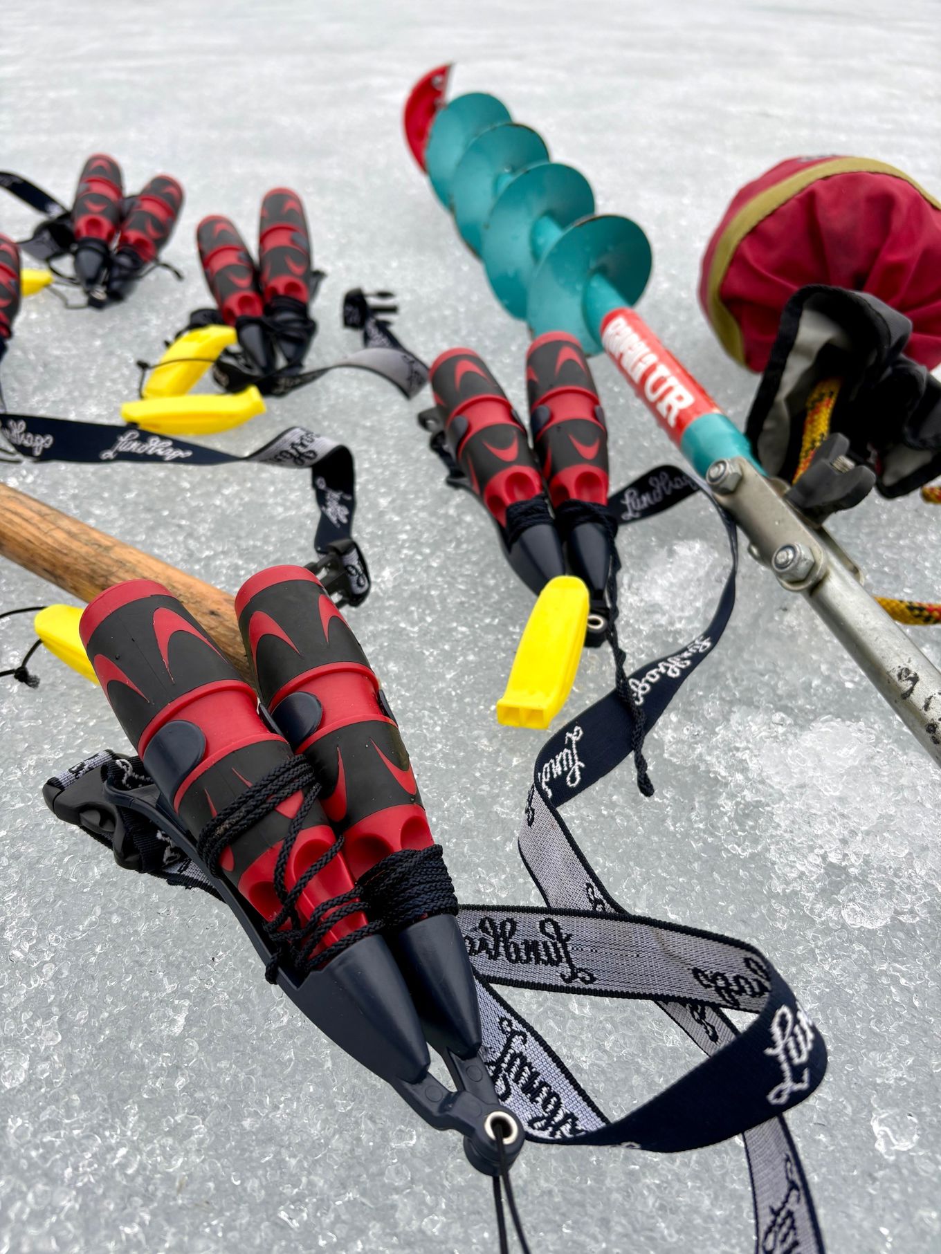 en gruppe verktøy på et bord en gruppe verktøy på et bord