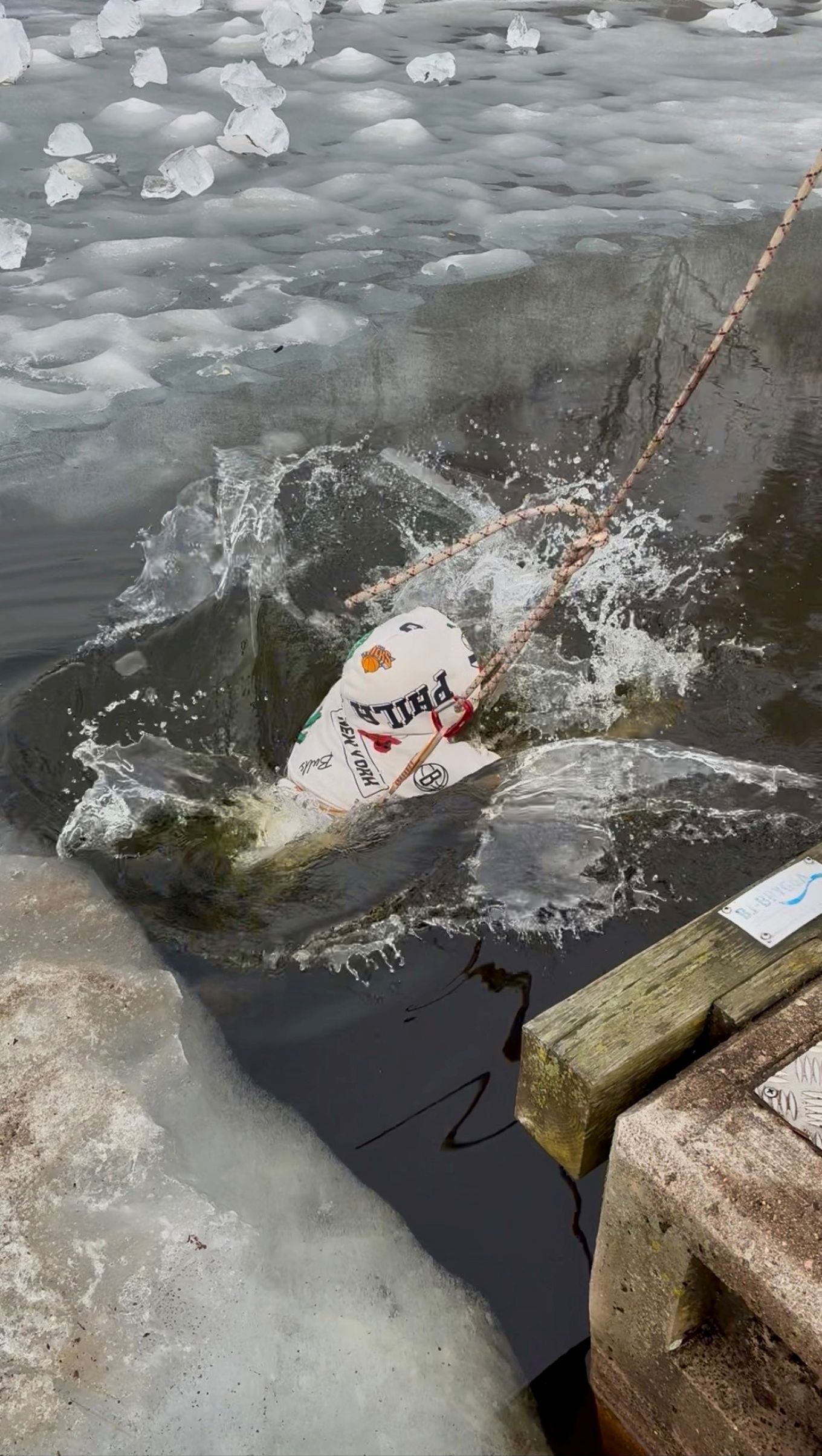en hvit og rød vannflaske på en treoverflate en hvit og rød vannflaske på en treoverflate