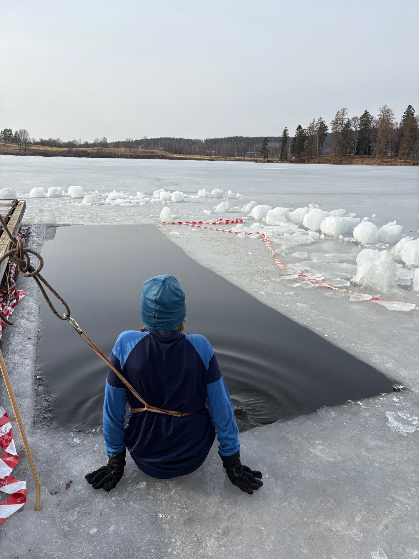 Elev på vei ut i det iskalde vannet